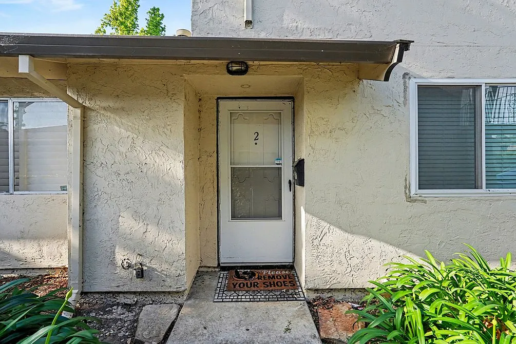 Building Photo - 1009 Mohr Ln #2