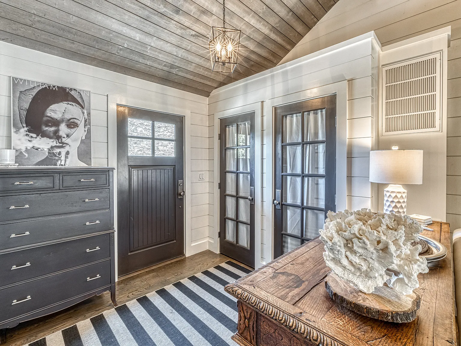 Designer Farm House on Flag Lot — Photo 4