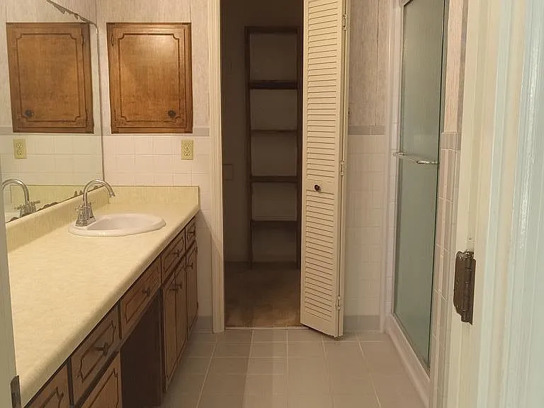 2243 Oakgrove Cir — Photo 42