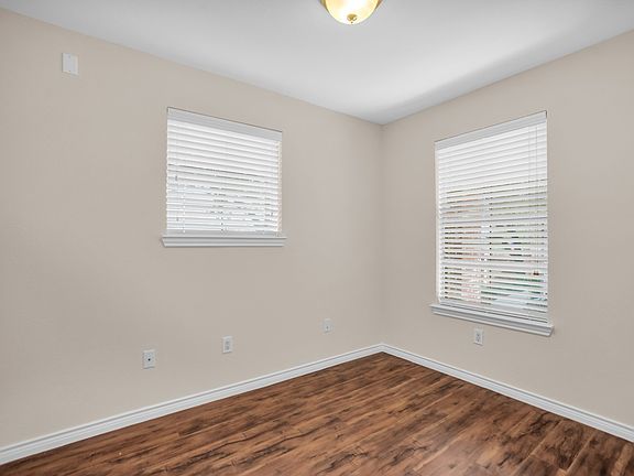 5th image of 2122 Grove Park Ln