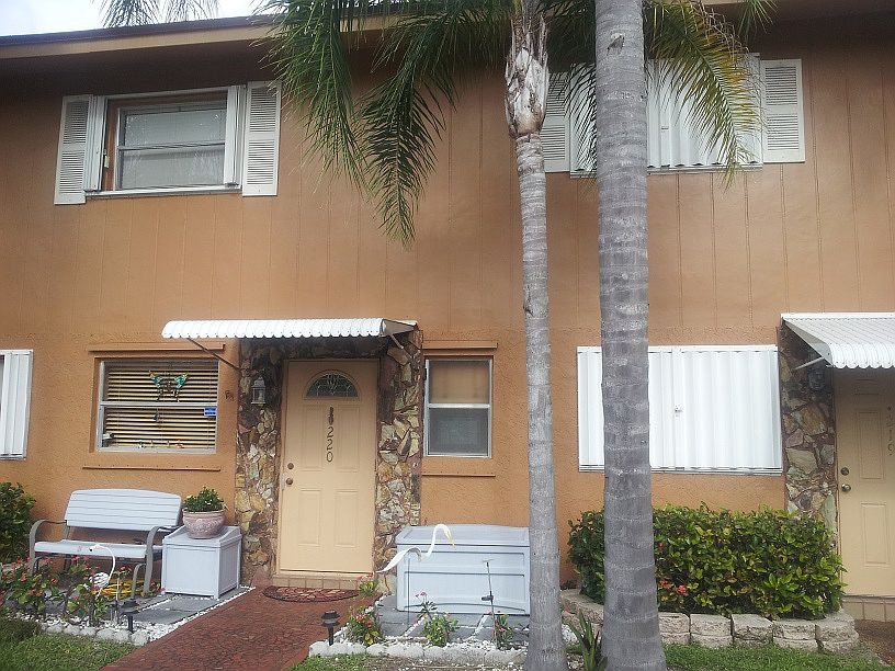 1st image of 450 SE 7th St APT 220