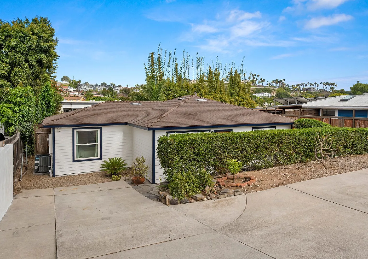Stunning 2 BD, 2 BA, Single Level House in Solana Beach Rental for 6 Month Lease. — Photo 2