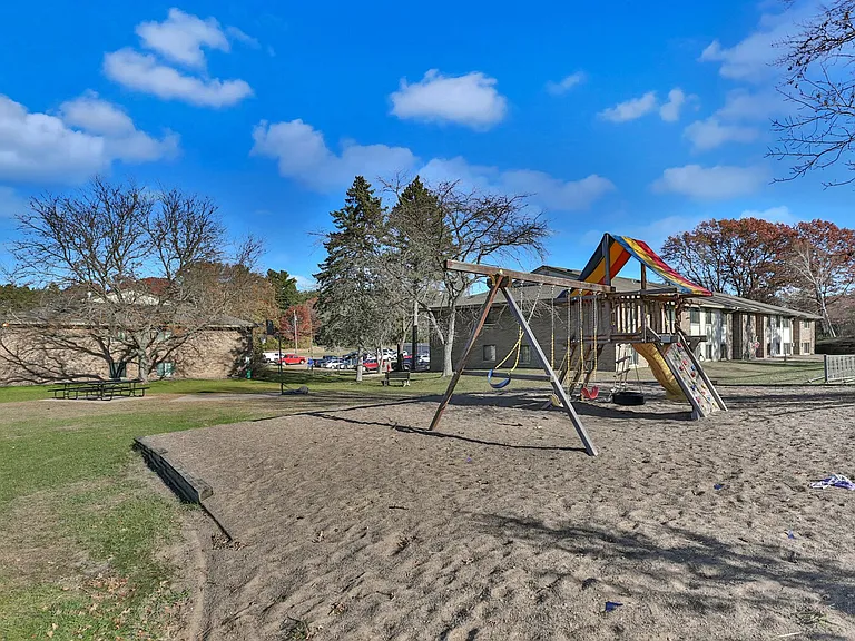 Oakridge Apartments — Photo 6