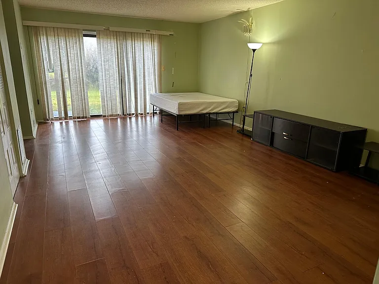 243 Hampshire Ct — Photo 14