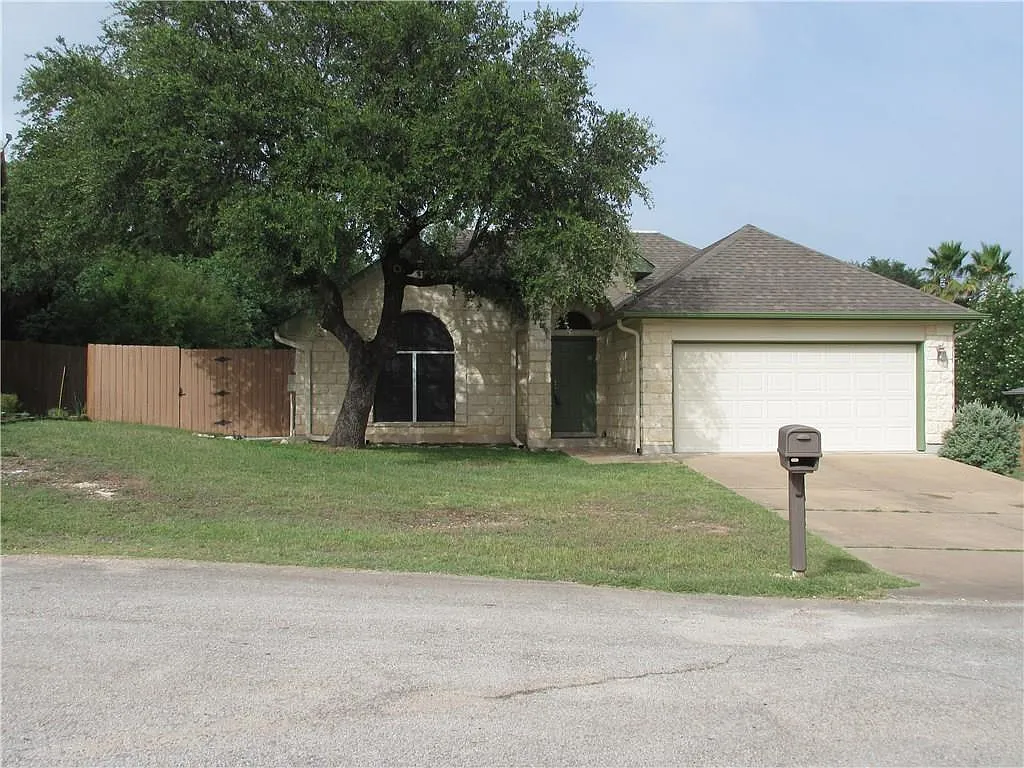 3 bed, 2.0 bath, 1779 sqft, $1,800 — Photo 1