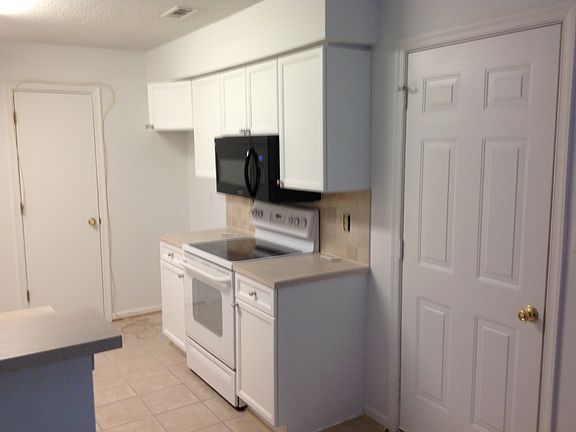 3rd image of 300 S Hill Ln