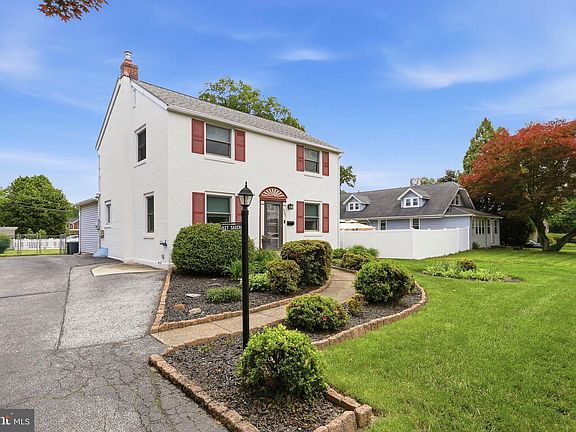 2nd image of 527 Saxer Ave