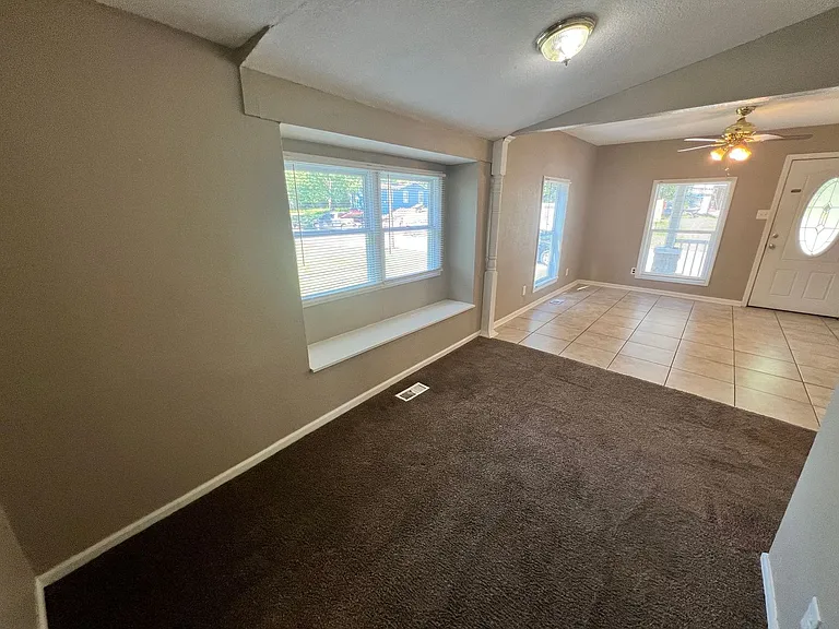 607 N Hocker Ave — Photo 5