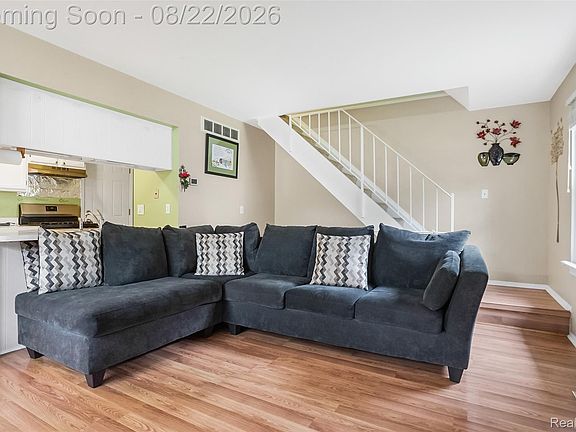5th image of 385 Neptune Dr