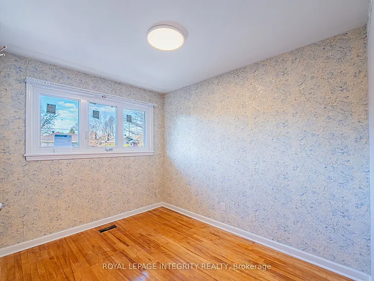 1746 Gage Cres #A — Photo 14