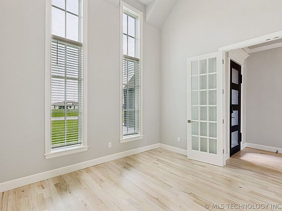 5th image of 103 E 165th St S