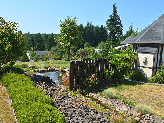 5th image of 300 Basswood Dr