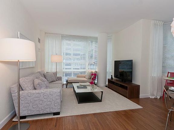 3rd image of 330 W 39th St APT 21B