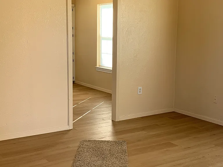 1114 Thorpe Springs Rd — Photo 3