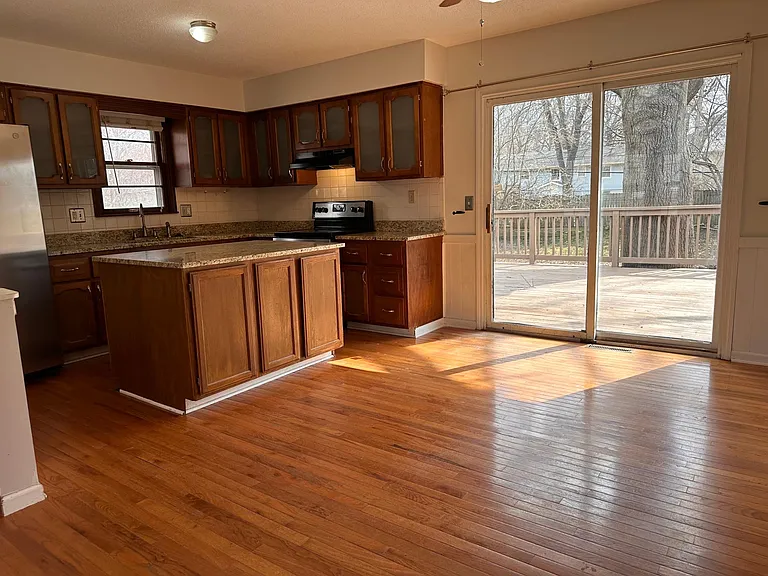 711 SW Merritt St — Photo 3