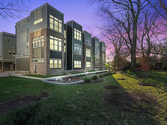 2nd image of 1027 E Trinity Ln APT 9