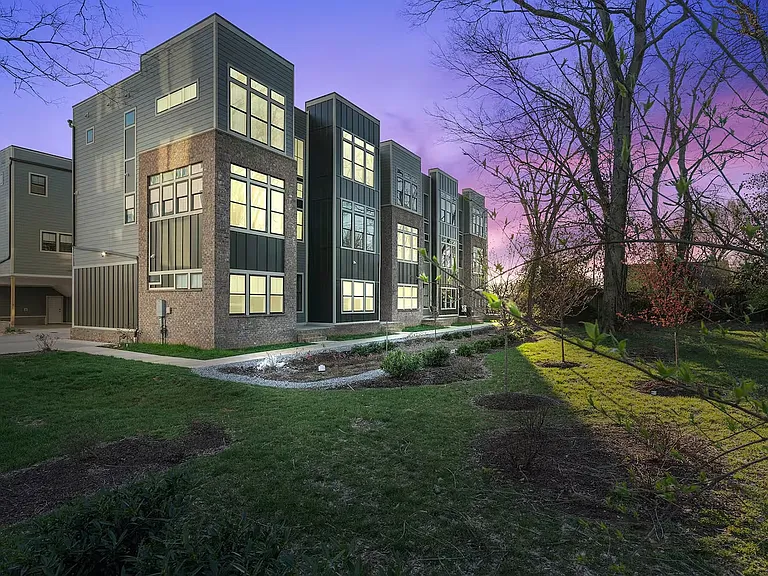 1027 E Trinity Ln #9 — Photo 2