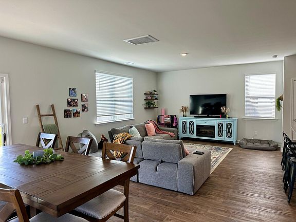 4th image of 516 Sybilwood Ln