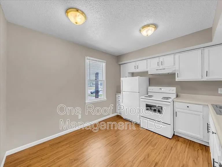 1909 Chateau Dr — Photo 2