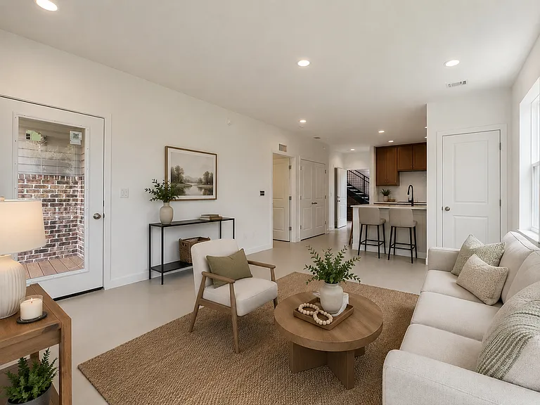 300 Lindenhurst Dr — Photo 1