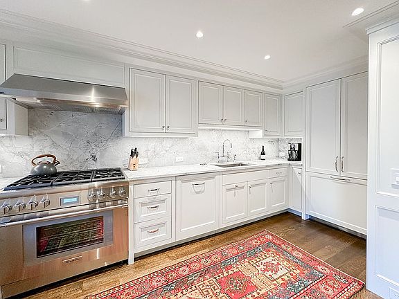 5th image of 140 E 72nd St Unit 7AB