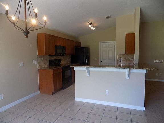 5th image of 317 Erie Ct