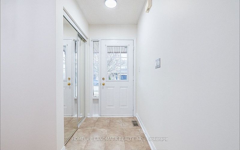 Oakville Townhouse for rent - 3 Bedrooms — photo 2