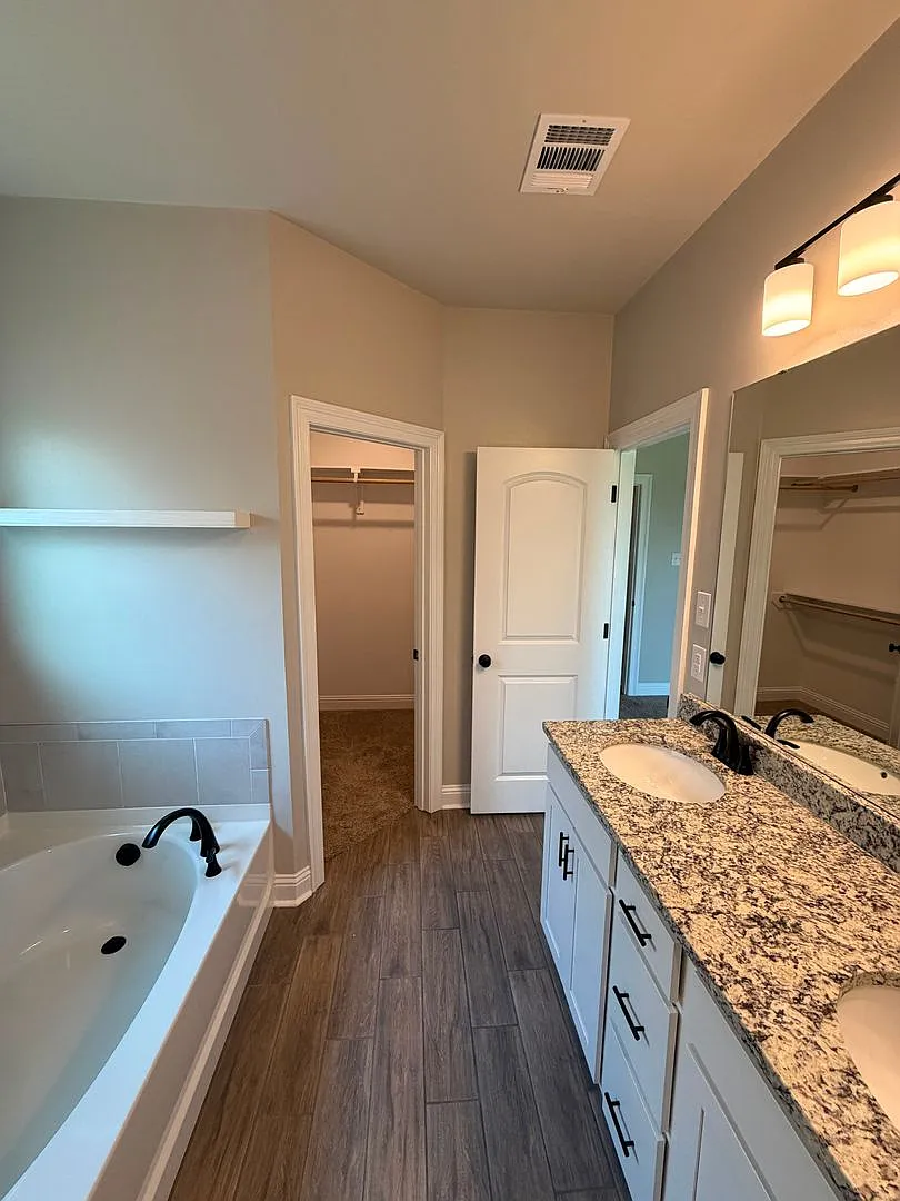 4 Bedroom 2 Bathroom in Canes Landing — Photo 4