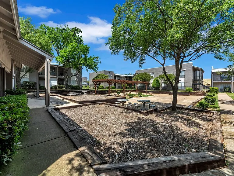 Mission Pointe Club Apartments — Photo 12