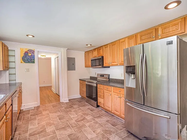 409 Edgewood Ct — Photo 6