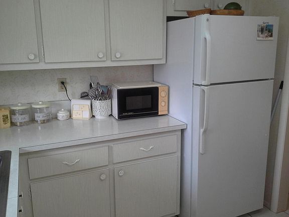 3rd image of 2571 Barkley Dr W APT B