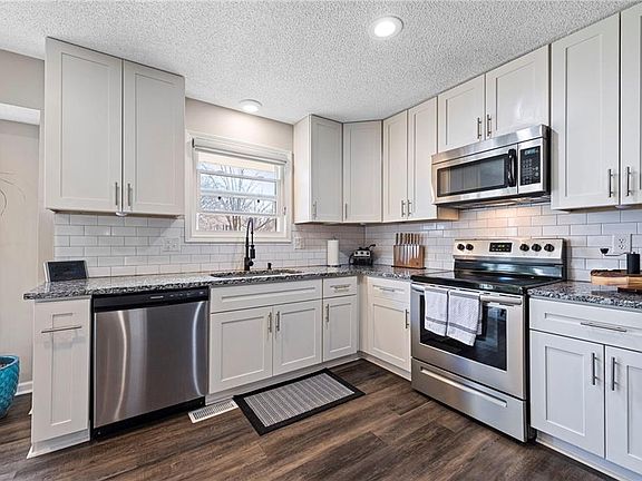 3rd image of 202 NW Redwood Ct