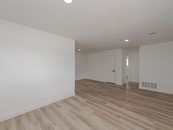 5th image of 713 Sun Valley Dr