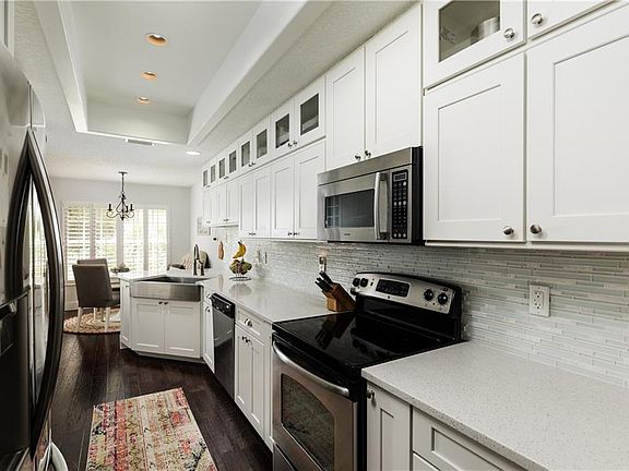 4th image of 402 Fan Palm Ct NE