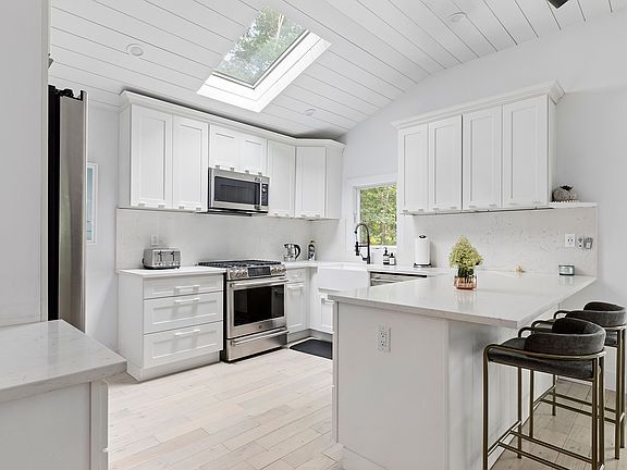 3rd image of 137 Narrow Ln