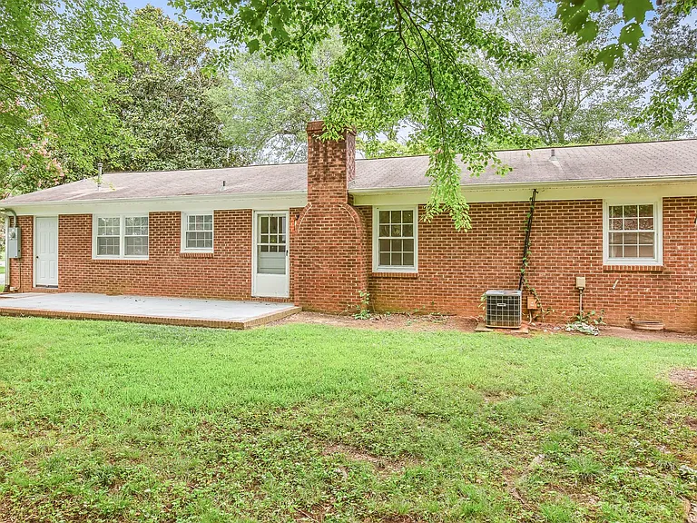 701 N Peace Haven Rd — Photo 37