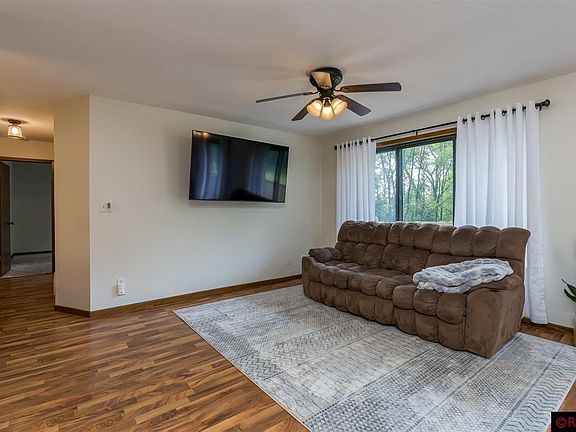 4th image of 412 Nichols Ct