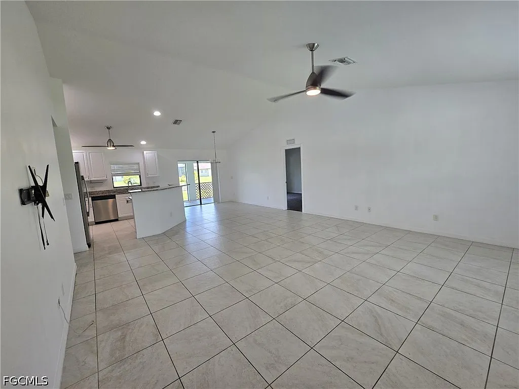 4 bed, 2.0 bath, 1718 sqft, $2,100 — Photo 3