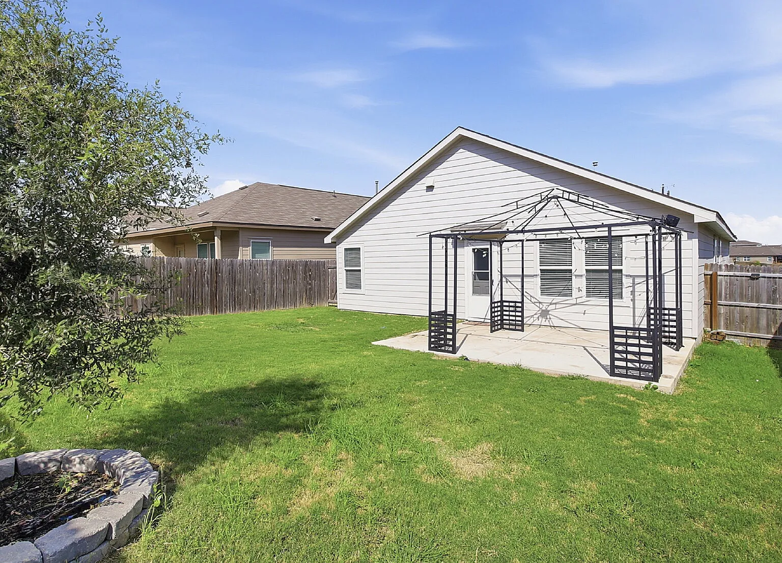 4 bed, 2.0 bath, 1668 sqft, $1,600 — Photo 3