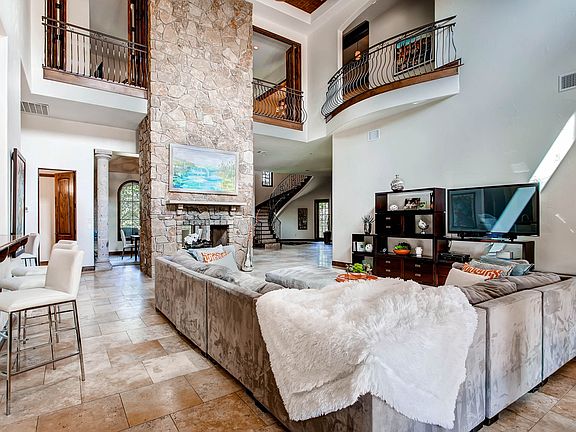 4th image of 399 Cortona Dr.