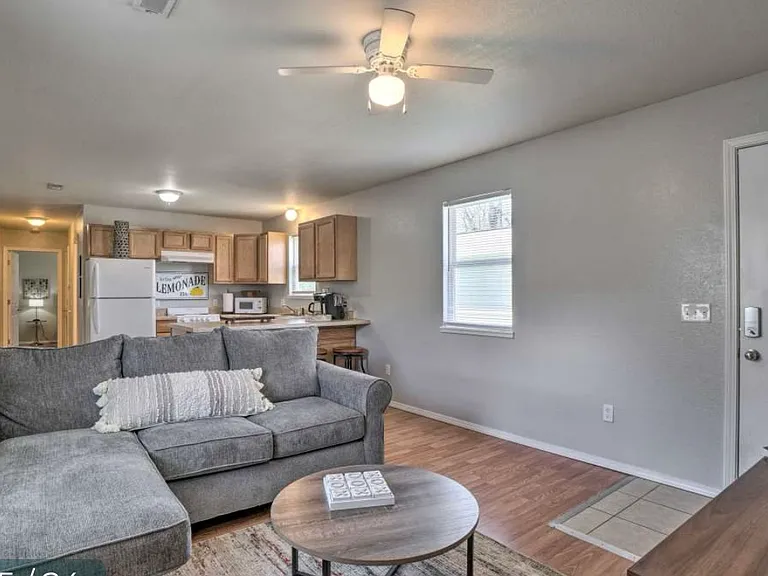 922 Renfrow St — Photo 3