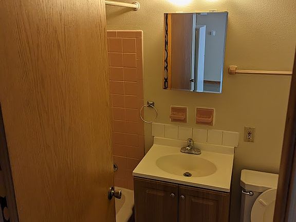 5th image of 2820 W Kilbourn Ave #101
