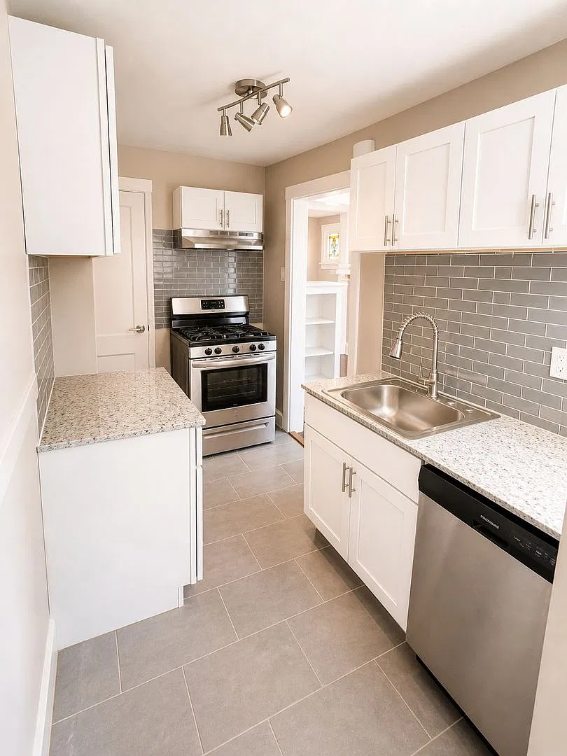 Mt. Lebanon Duplex for Rent with Front and Back Porch * Pet Friendly Apartment * Walk to the T * ... — Photo 4