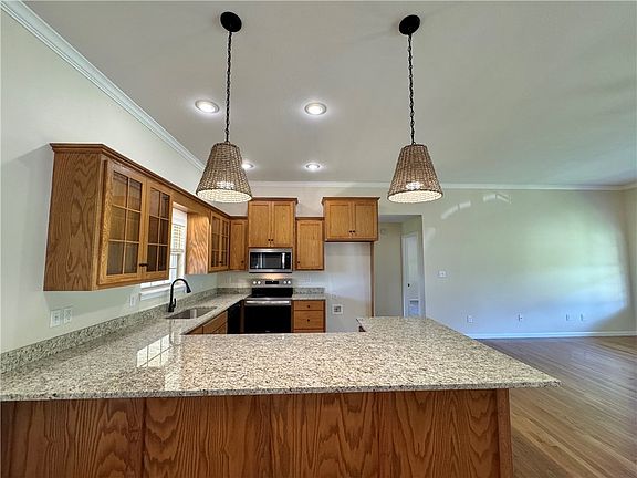 4th image of 3213 Huntington Dr