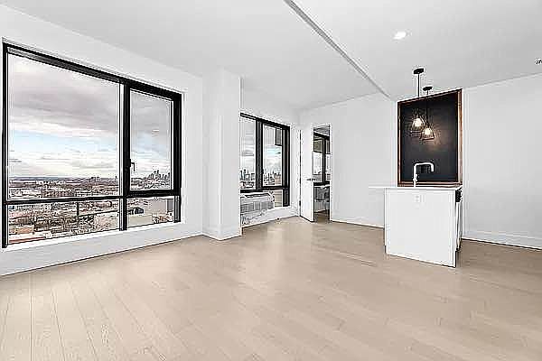 1st image of 557 4th Ave #1017
