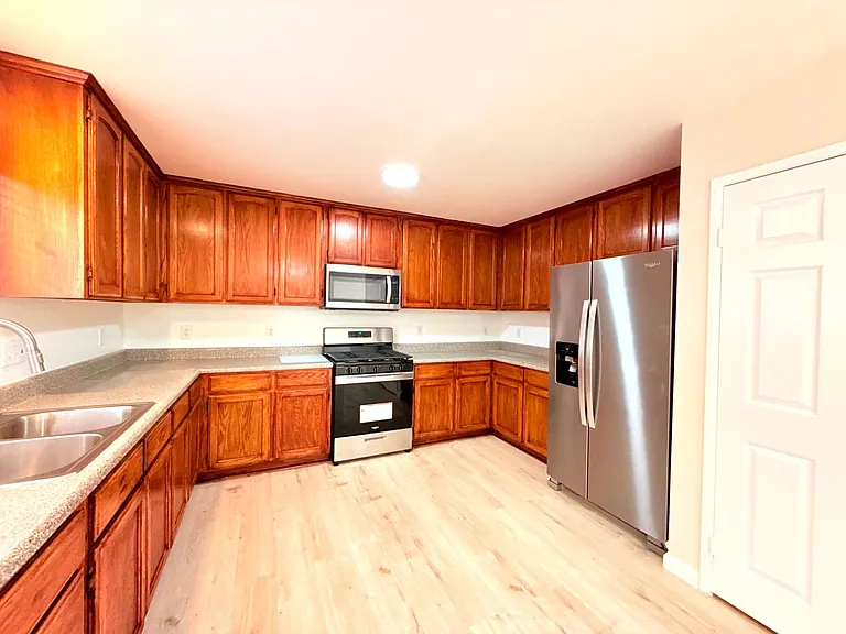 762 W. 21st St. — Photo 6