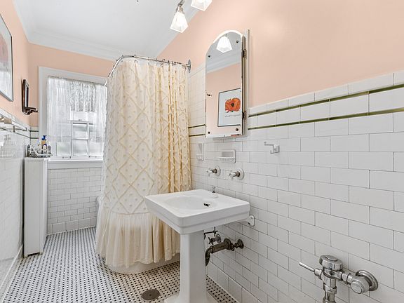 4th image of 482 Sheridan Rd APT 1