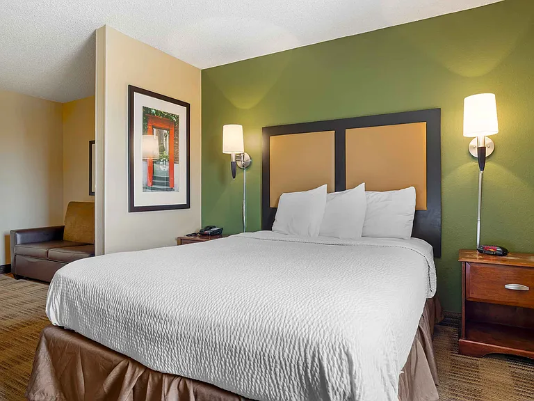 Deluxe Studio - 1 Queen Bed