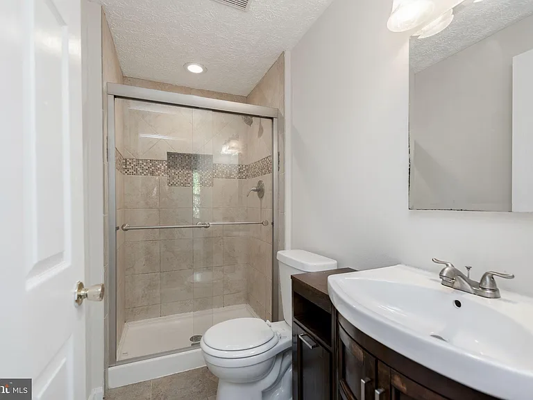 6324 Lightburn Ct — Photo 17