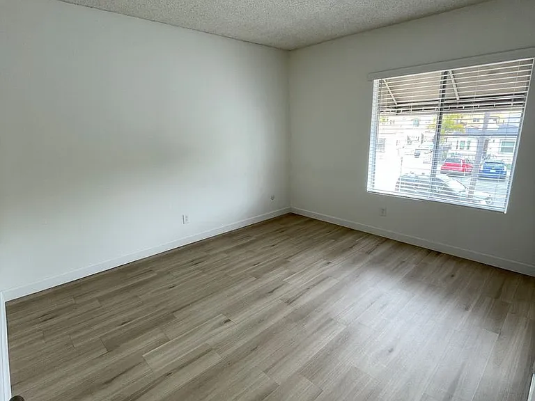 4354-4360 Kansas St — Photo 6